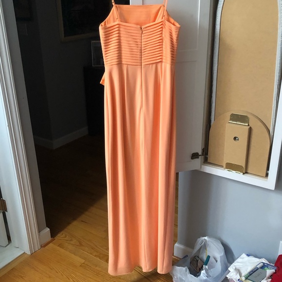 Beautiful peach long gown with straps and a ruffle - Picture 2 of 9